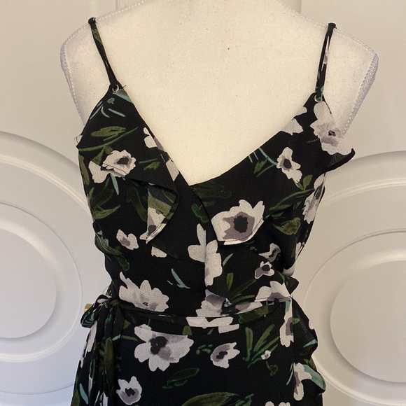 New BEBE floral wrap dress with pockets - Picture 4 of 5